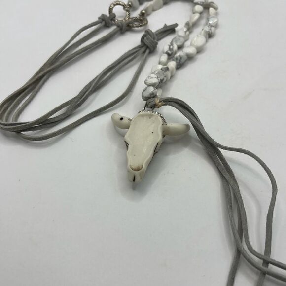 Skull with marble stone and leather necklace. - Picture 3 of 7